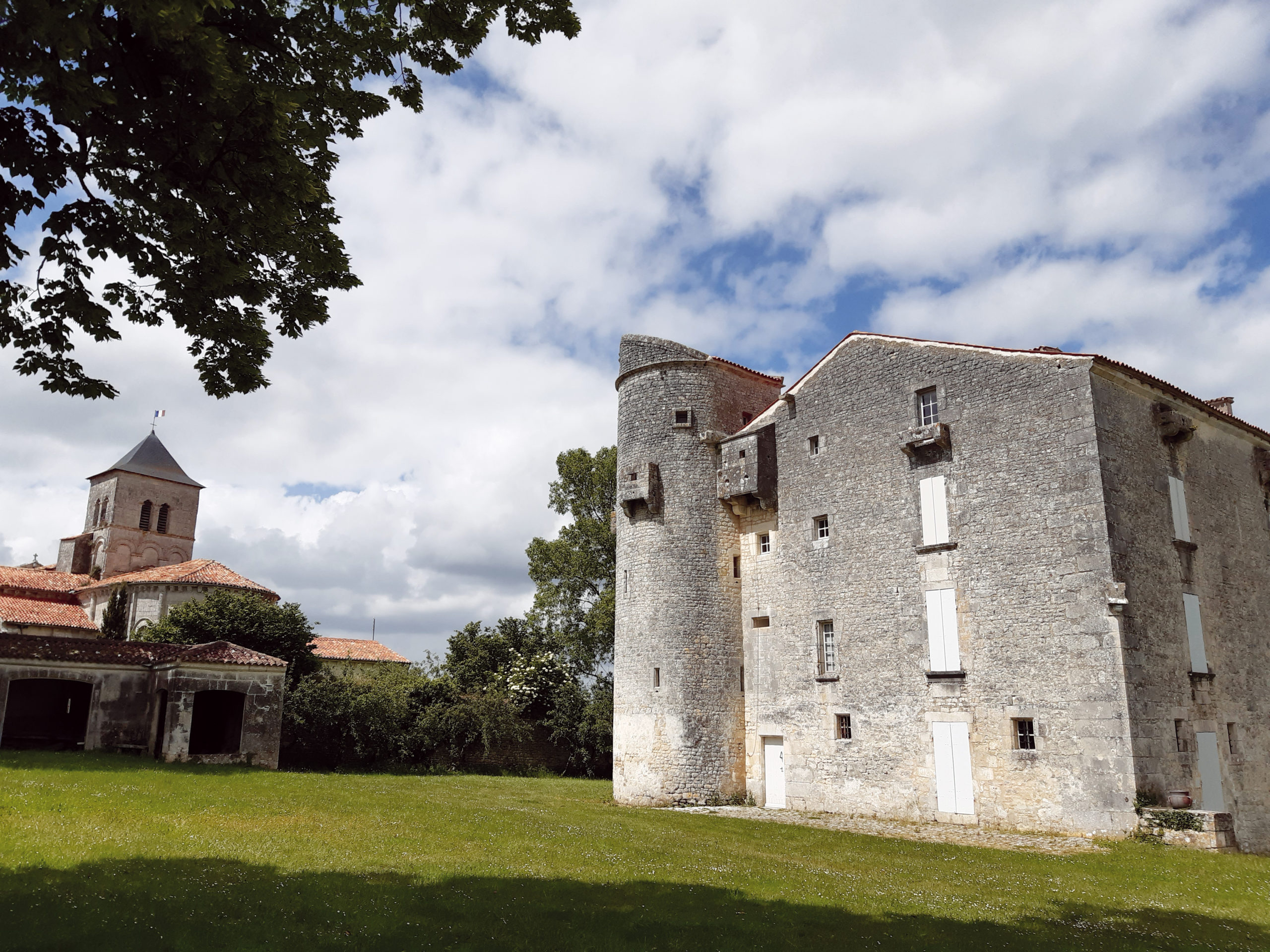 La tour et l'église de Port d'Envaux
